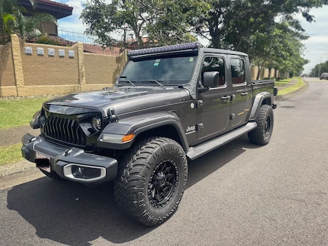 Front right side view of 2020 Jeep Gladiator Overland