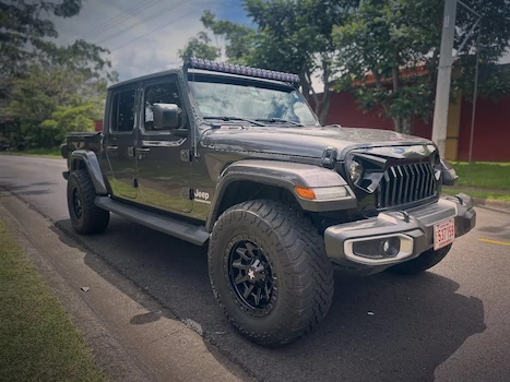 Rear right side view of 2020 Jeep Gladiator Overland